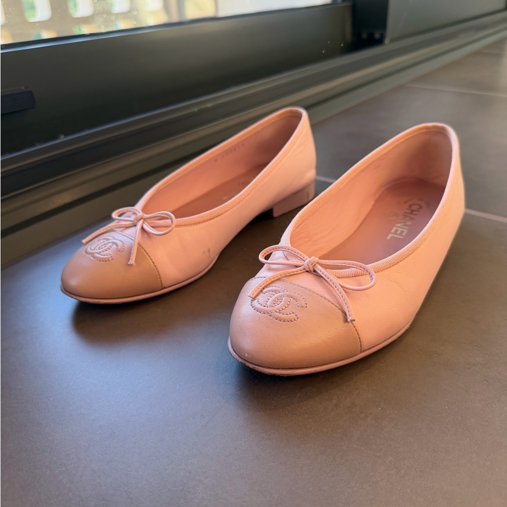 CHANEL Blush Pink Leather Ballet Flats with Bow & CC Logo - Picture 2 of 7